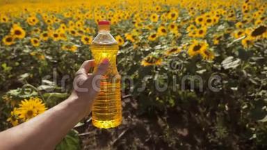 慢动作录像。 日落时分，农夫手捧一瓶葵花籽油. 。 农民农业生活方式